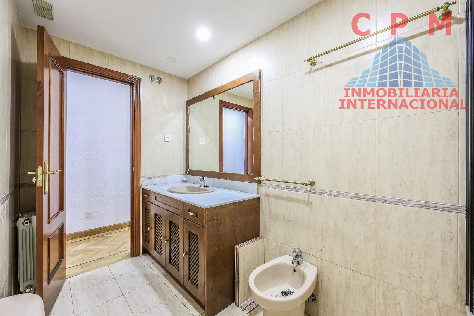Bathroom of Flat for rent in Madrid  with Air Conditioner, Parquet flooring and Oven