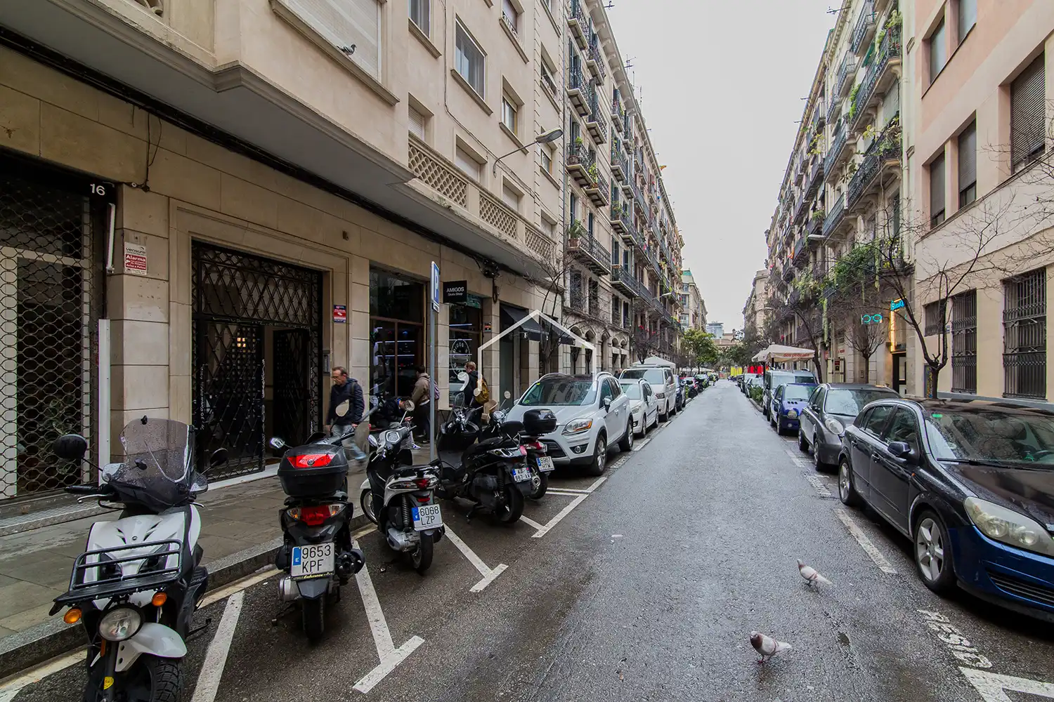 Außenansicht von Wohnung zum Verkauf in Barcelona mit Heizung, Parkett und Ofen
