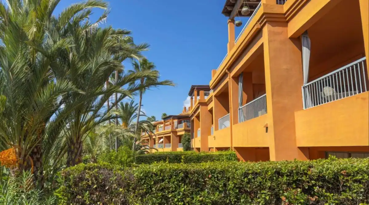 Vista exterior de Planta baixa en venda en Estepona amb Jardí privat, Traster i Piscina comunitària