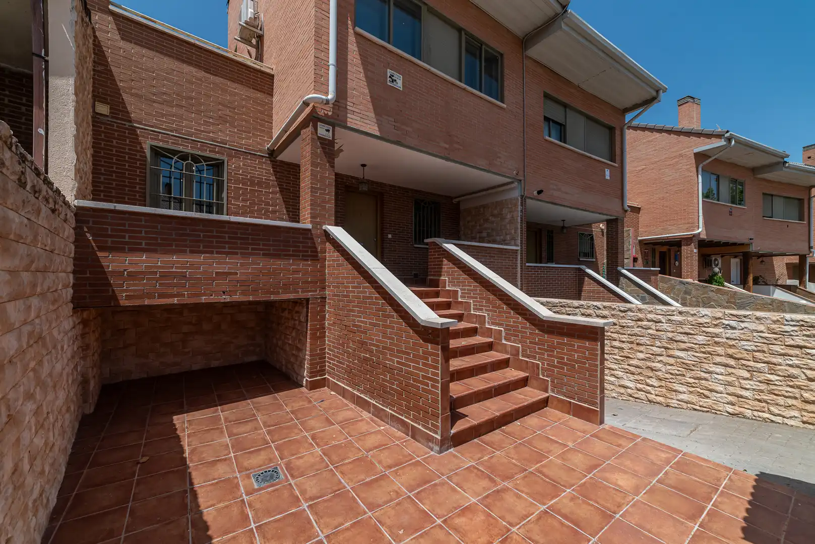 Vista exterior de Casa o xalet en venda en Arroyomolinos (Madrid) amb Aire condicionat, Calefacció i Jardí privat