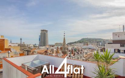 Vista exterior de Àtic de lloguer en  Barcelona Capital amb Terrassa i Balcó