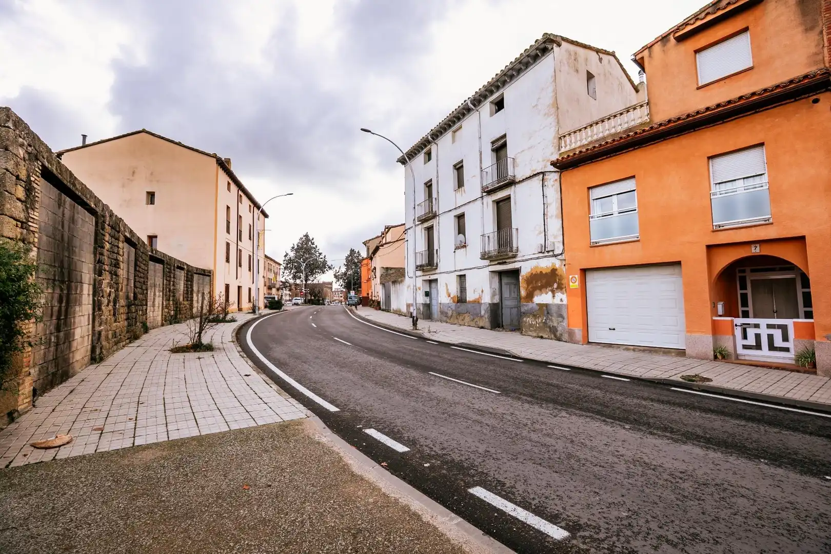 Vista exterior de Casa o xalet en venda en Ayerbe amb Moblat i Balcó