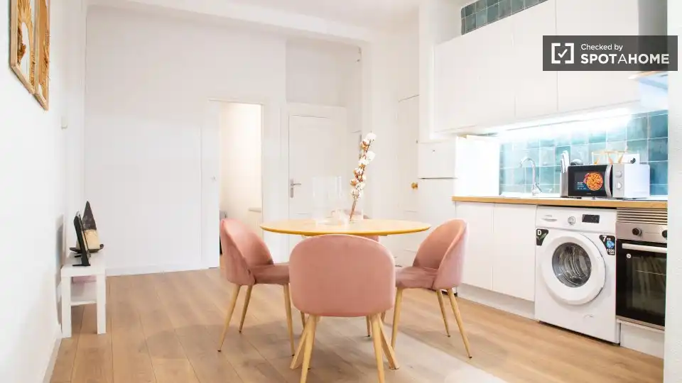 Menjador de Pis de lloguer en  Madrid Capital amb Aire condicionat, Calefacció i Moblat