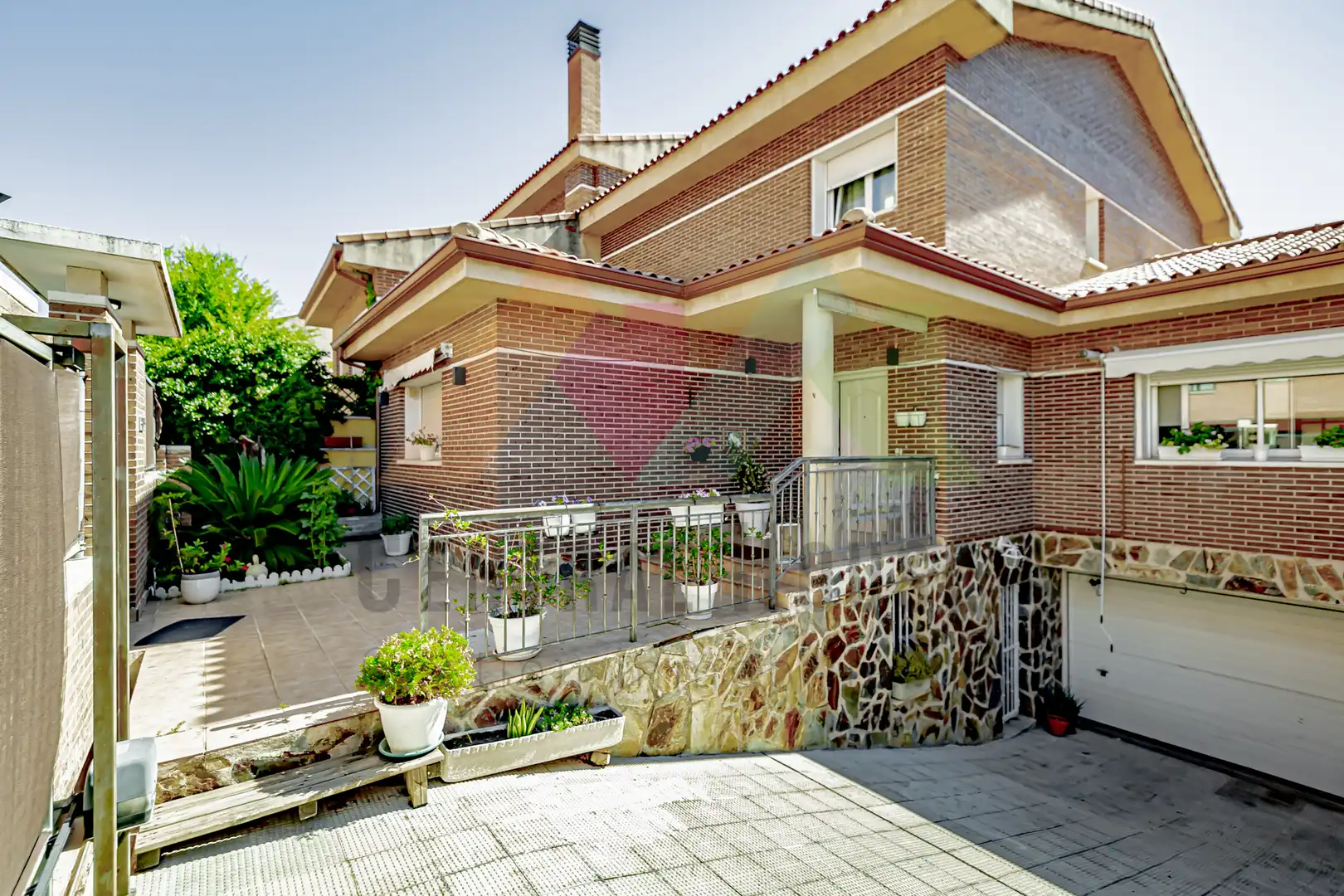 Vista exterior de Casa adosada en venta en Guadalajara con Aire acondicionado, Calefacción y Jardín privado