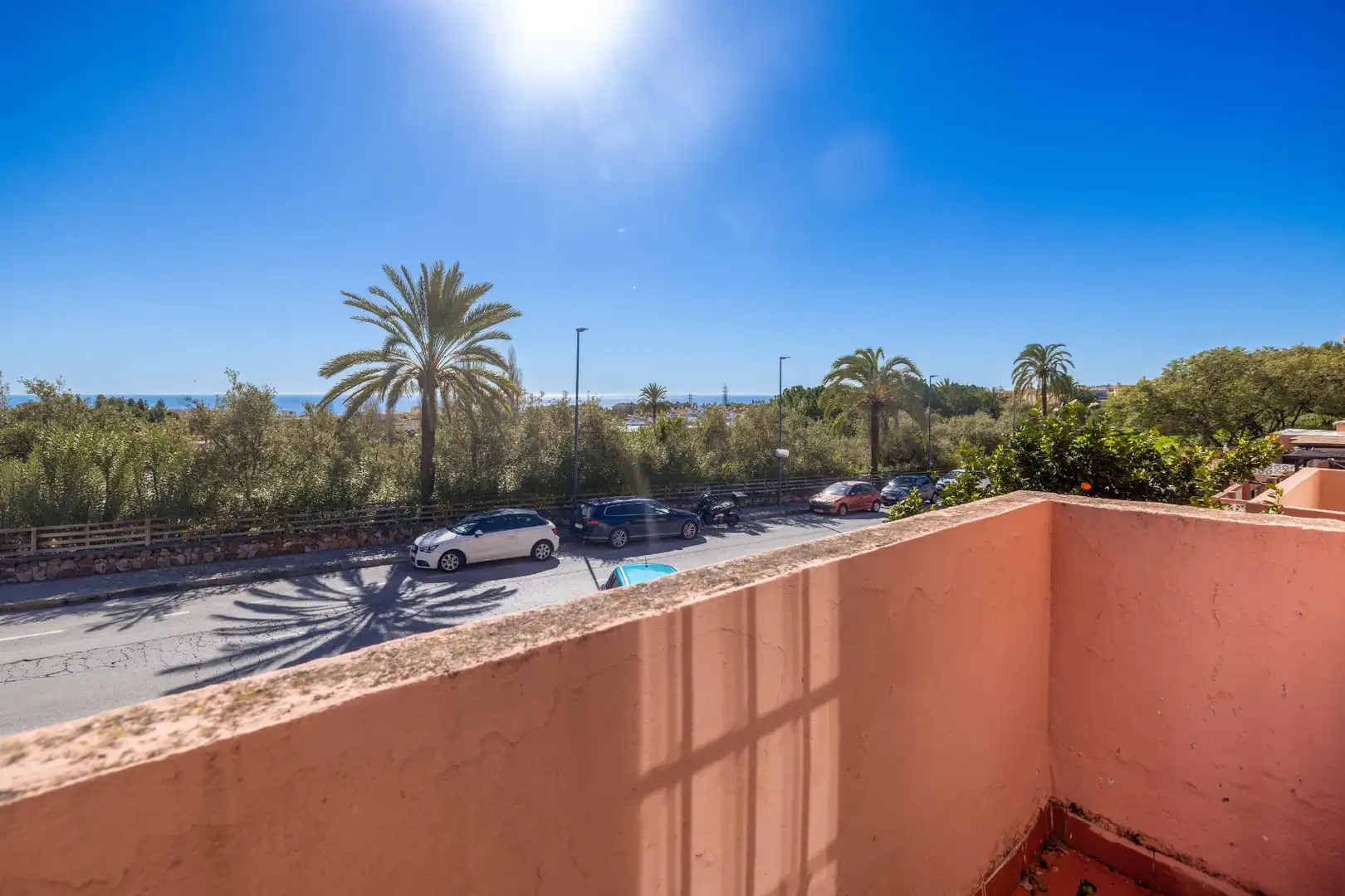 Vista exterior de Dúplex en venta en Marbella con Terraza, Alarma y Piscina comunitaria