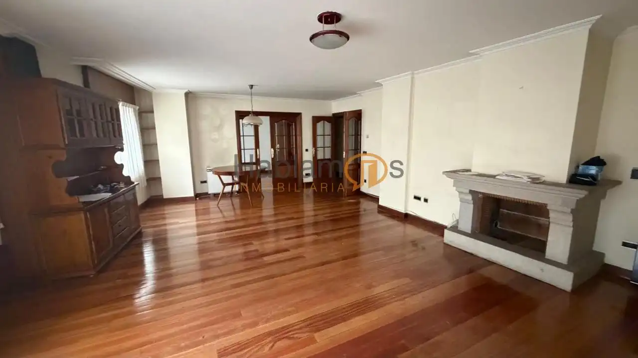 Sala de estar de Piso en venta en Pontevedra Capital  con Calefacción, Parquet y Trastero