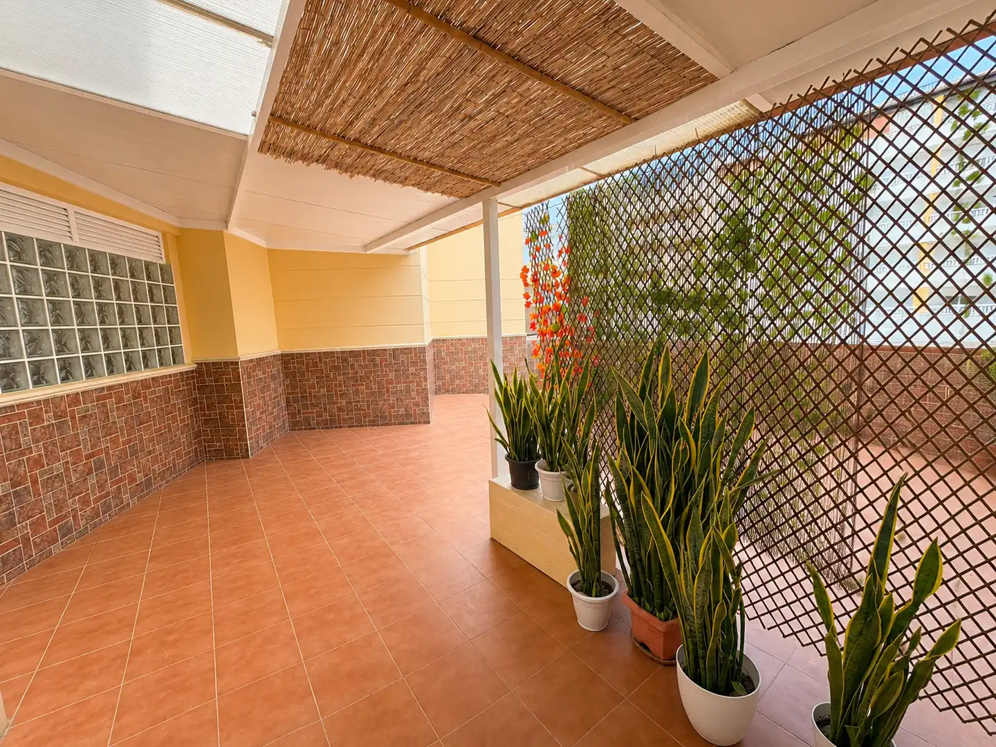 Terraza de Piso en venta en Vélez-Málaga con Amueblado y Piscina comunitaria