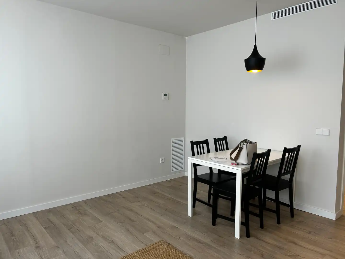 Menjador de Pis de lloguer en Girona amb Aire condicionat, Calefacció i Parquet