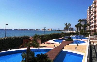 Piscina de Apartament en venda en La Manga del Mar Menor amb Aire condicionat, Calefacció i Jardí privat