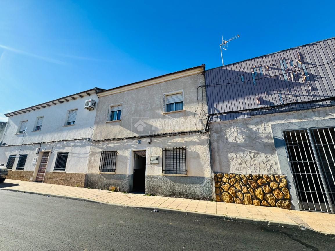 Exterior view of Single-family semi-detached for sale in La Pueblanueva