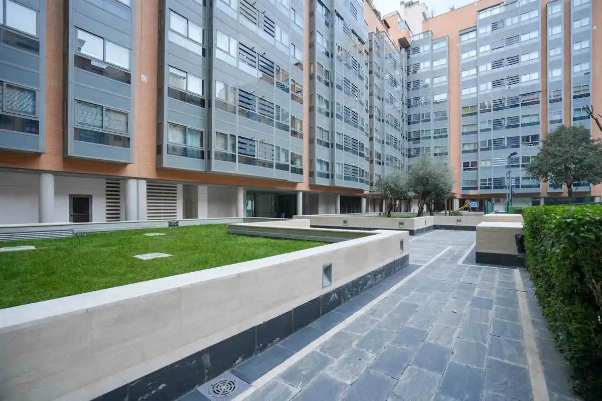Vista exterior de Àtic en venda en Madrid amb Aire condicionat, Calefacció i Jardí privat