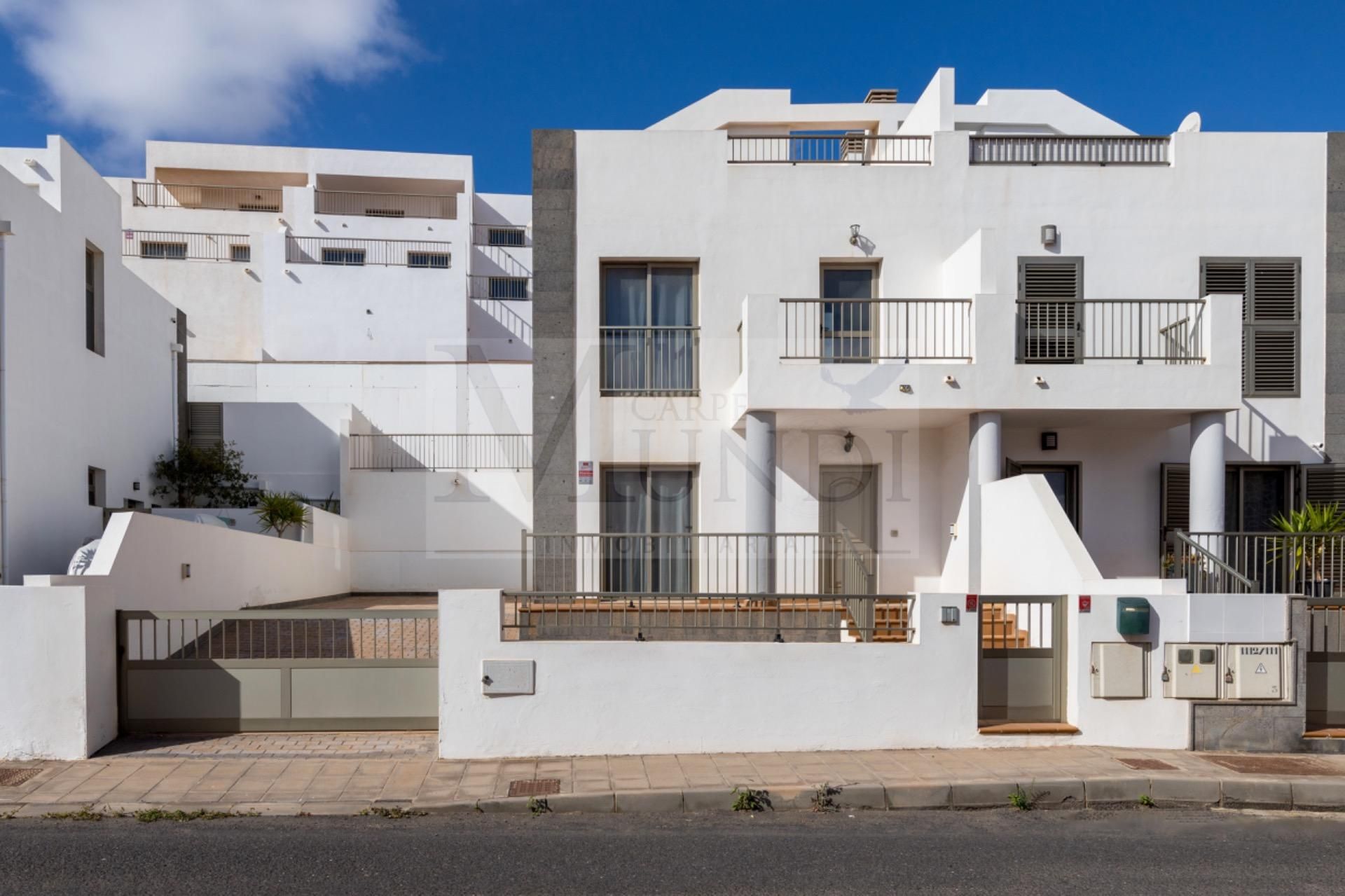 Exterior view of Single-family semi-detached for sale in Puerto del Rosario  with Private garden, Terrace and Alarm