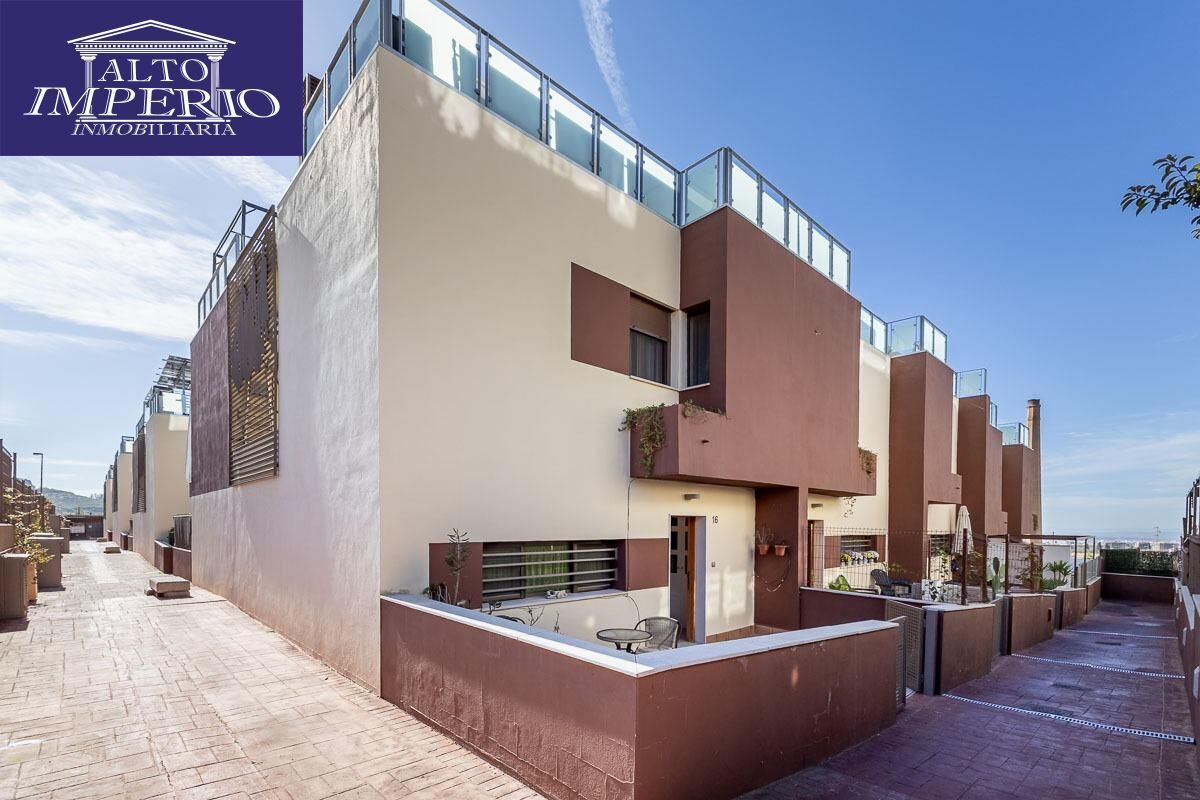 Vista exterior de Casa adosada en venda en Jun amb Aire condicionat, Calefacció i Jardí privat