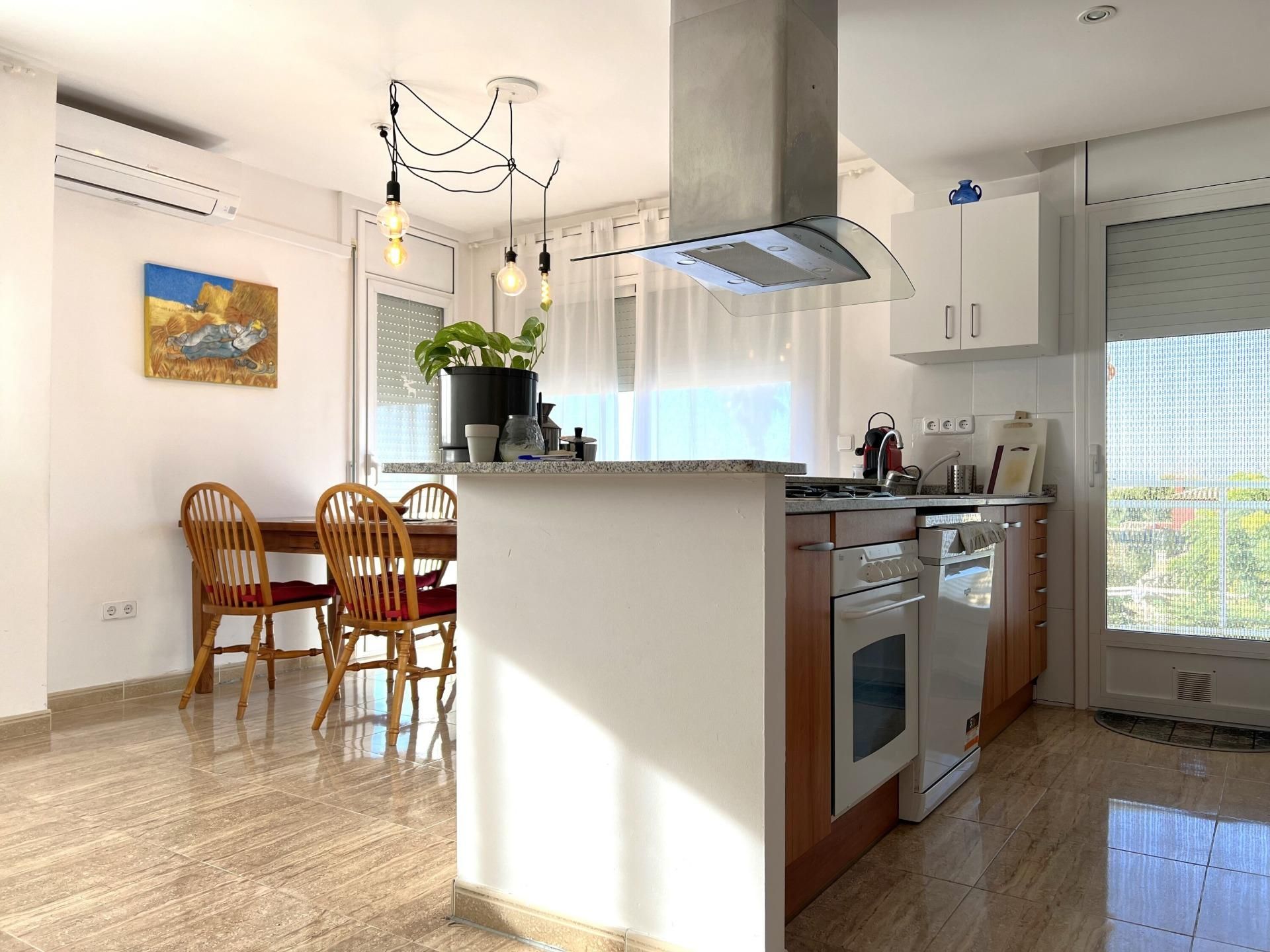 Küche von Dachboden zum verkauf in Sant Pere Pescador mit Heizung und Terrasse