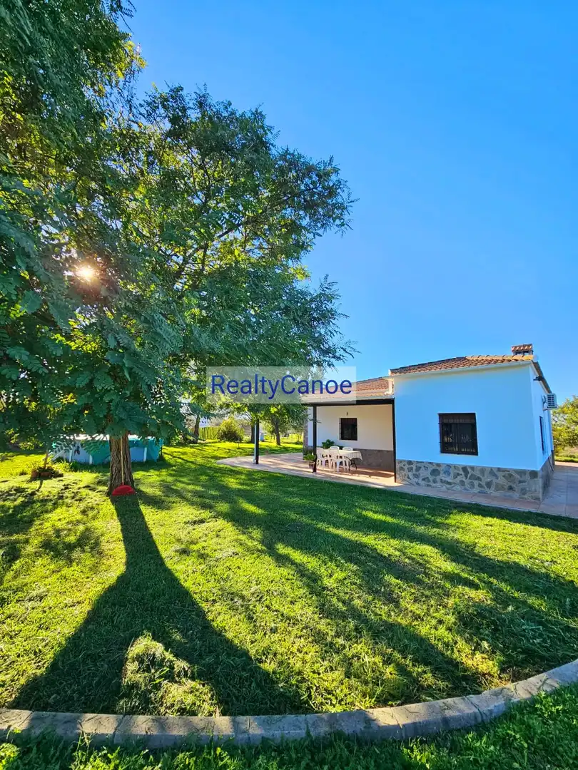 Vista exterior de Casa o xalet en venda en Villamartín amb Jardí privat i Traster