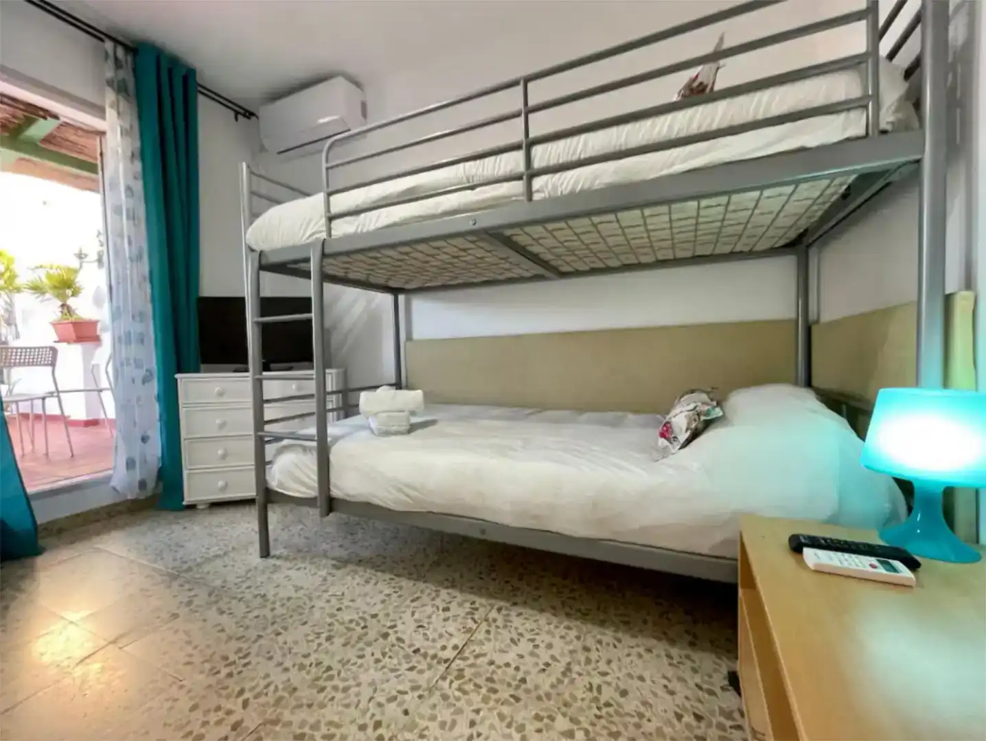 Dormitori de Àtic per a compartir en Marbella amb Aire condicionat, Moblat i Forn