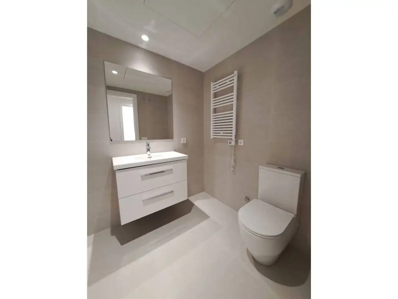 Baño de Piso de alquiler en Sabadell con Aire acondicionado, Calefacción y Parquet