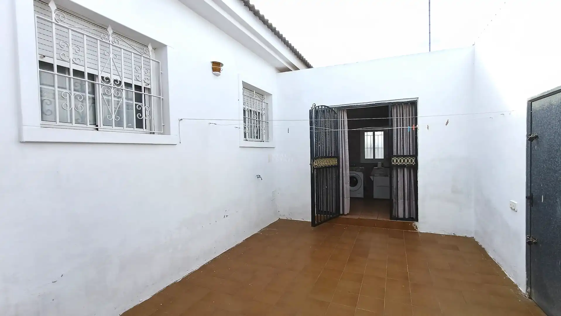 Wohnung zum Verkauf in Elche / Elx mit Klimaanlage, Abstellraum und Schwimmbad