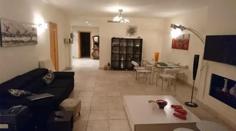 Sala de estar de Dúplex en venta en Benahavís con Aire acondicionado, Parquet y Terraza