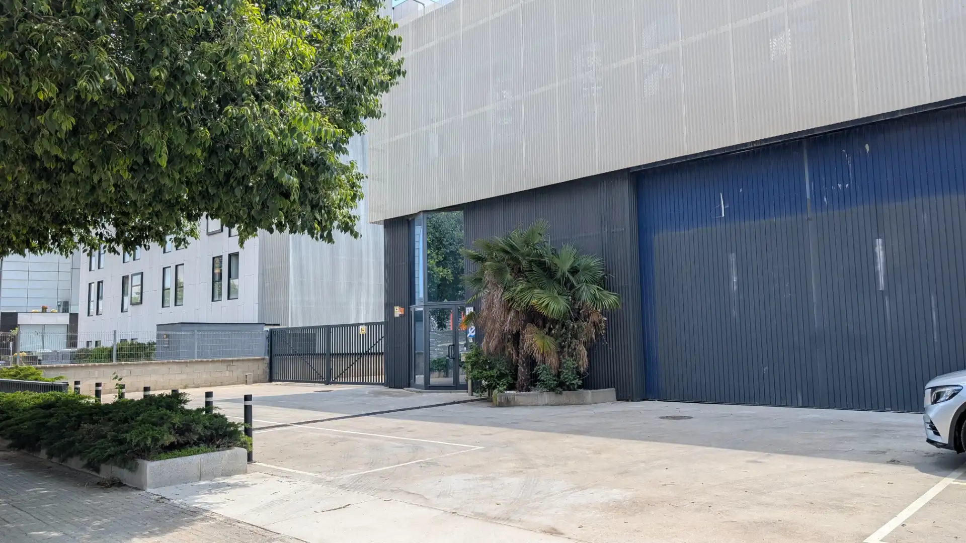 Vista exterior de Nau industrial de lloguer en L'Hospitalet de Llobregat amb Calefacció