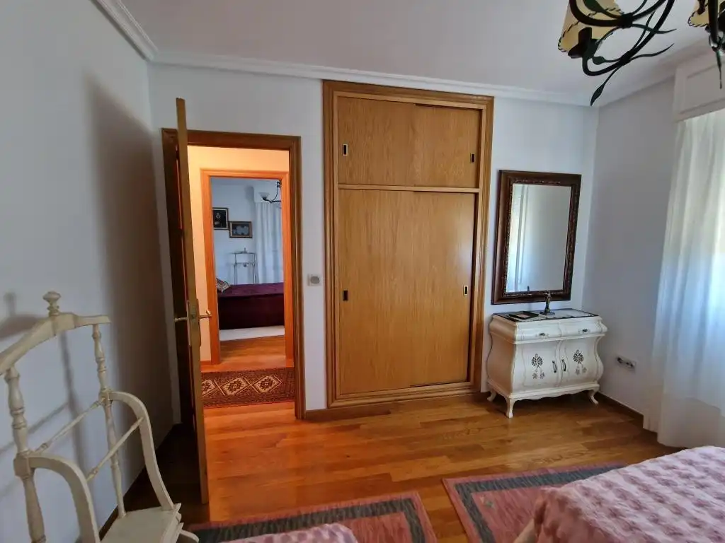 Habitación de Casa o chalet en venta en Ourense Capital  con Calefacción, Jardín privado y Parquet