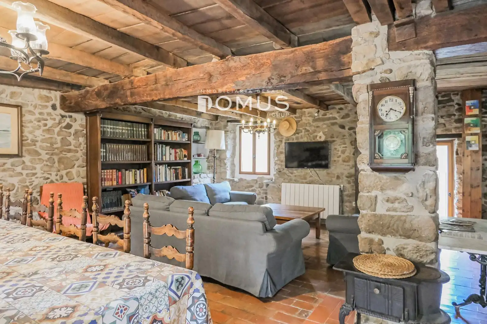 Sala de estar de Finca rústica en venta en Santa Pau con Calefacción, Parquet y Piscina
