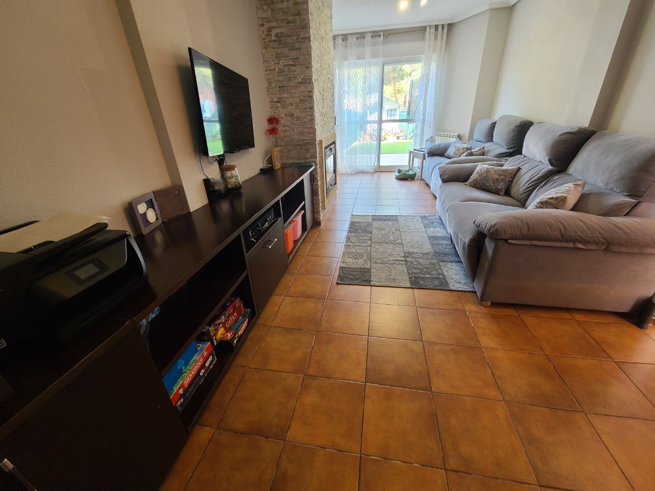 Sala d'estar de Casa adosada en venda en Aldeamayor de San Martín amb Calefacció, Jardí privat i Parquet
