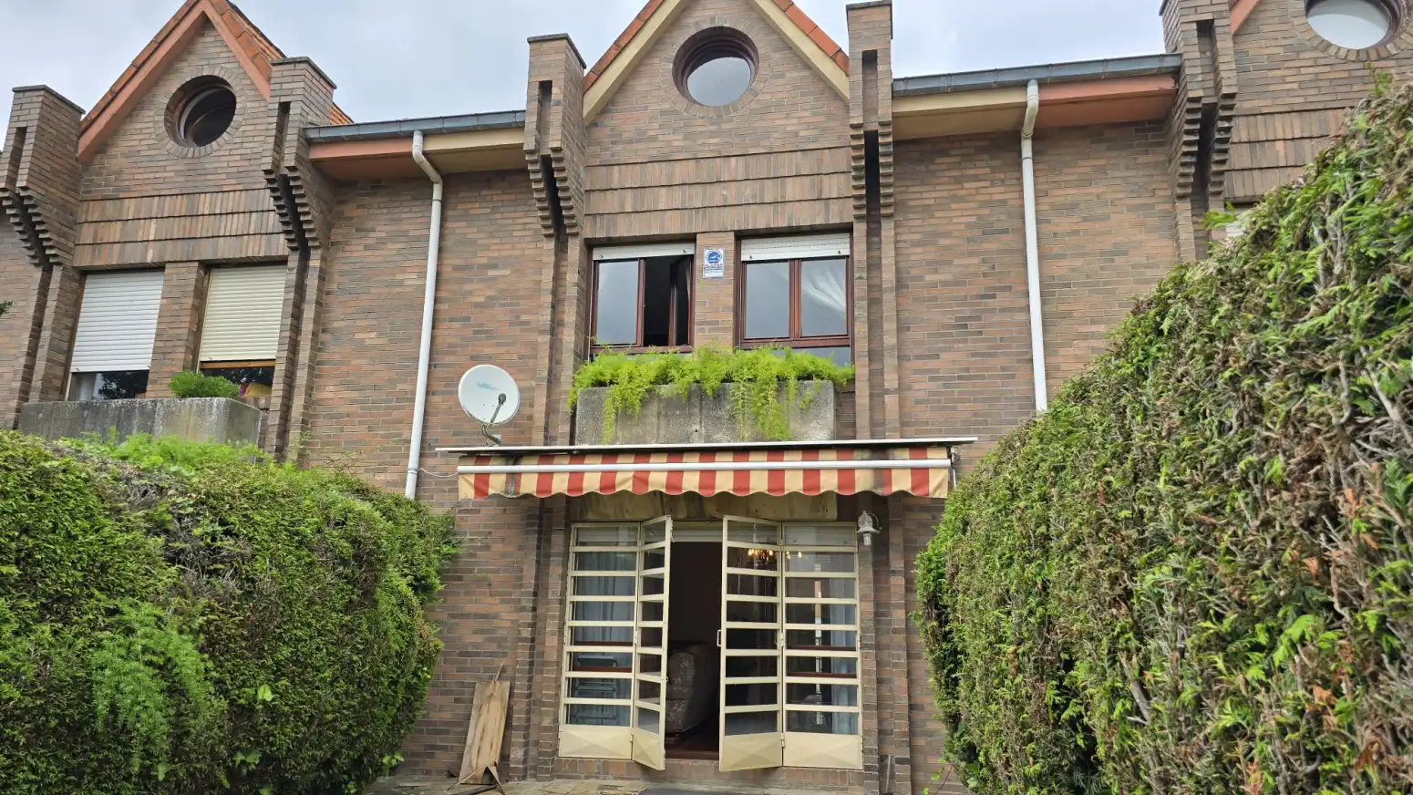Vista exterior de Casa adosada en venda en Torrelavega  amb Calefacció, Jardí privat i Parquet