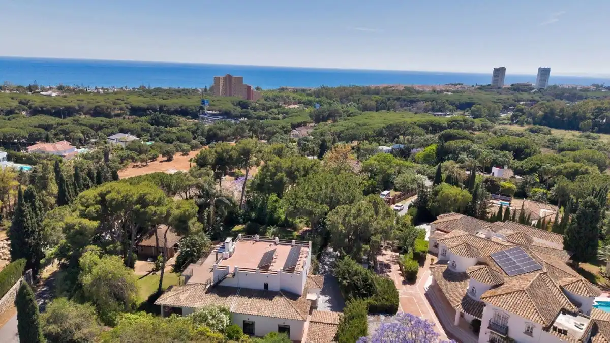 Vista exterior de Casa o xalet en venda en Marbella amb Aire condicionat, Calefacció i Jardí privat