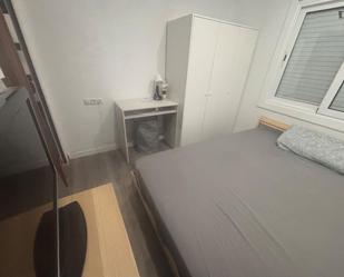 Dormitori de Apartament per a compartir en Badalona amb Aire condicionat, Calefacció i Moblat