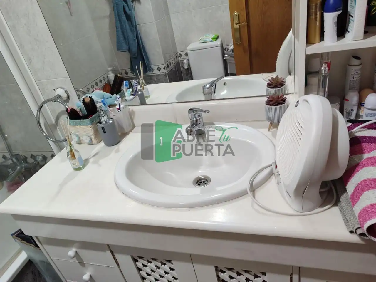 Bathroom of Duplexes for sale in Ourense Capital   with Heating, Parquet flooring and Storage room
