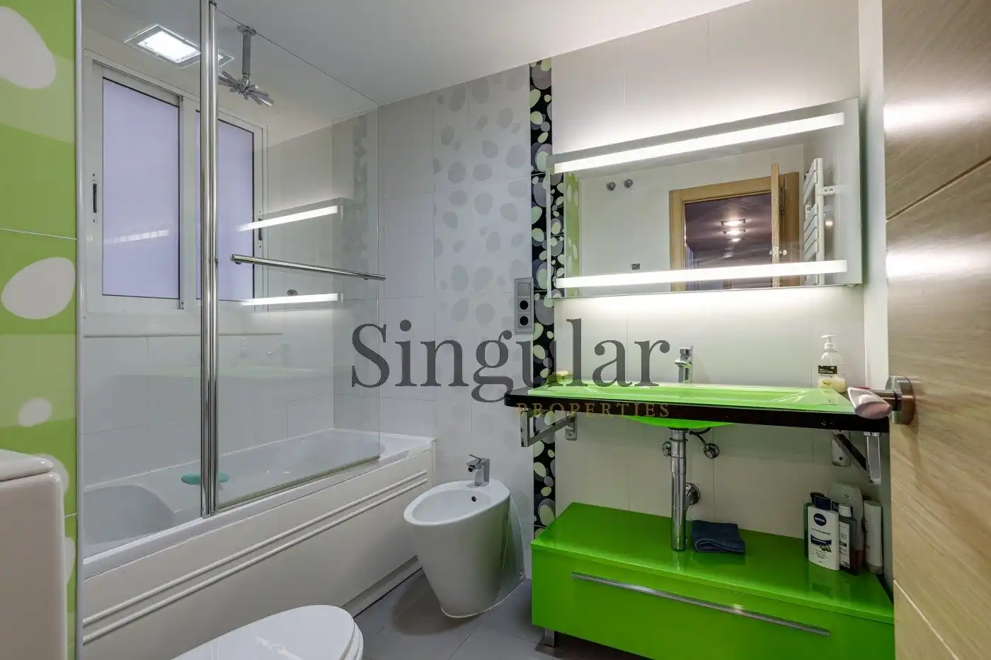 Baño de Ático de alquiler en Barcelona con Aire acondicionado, Calefacción y Jardín privado