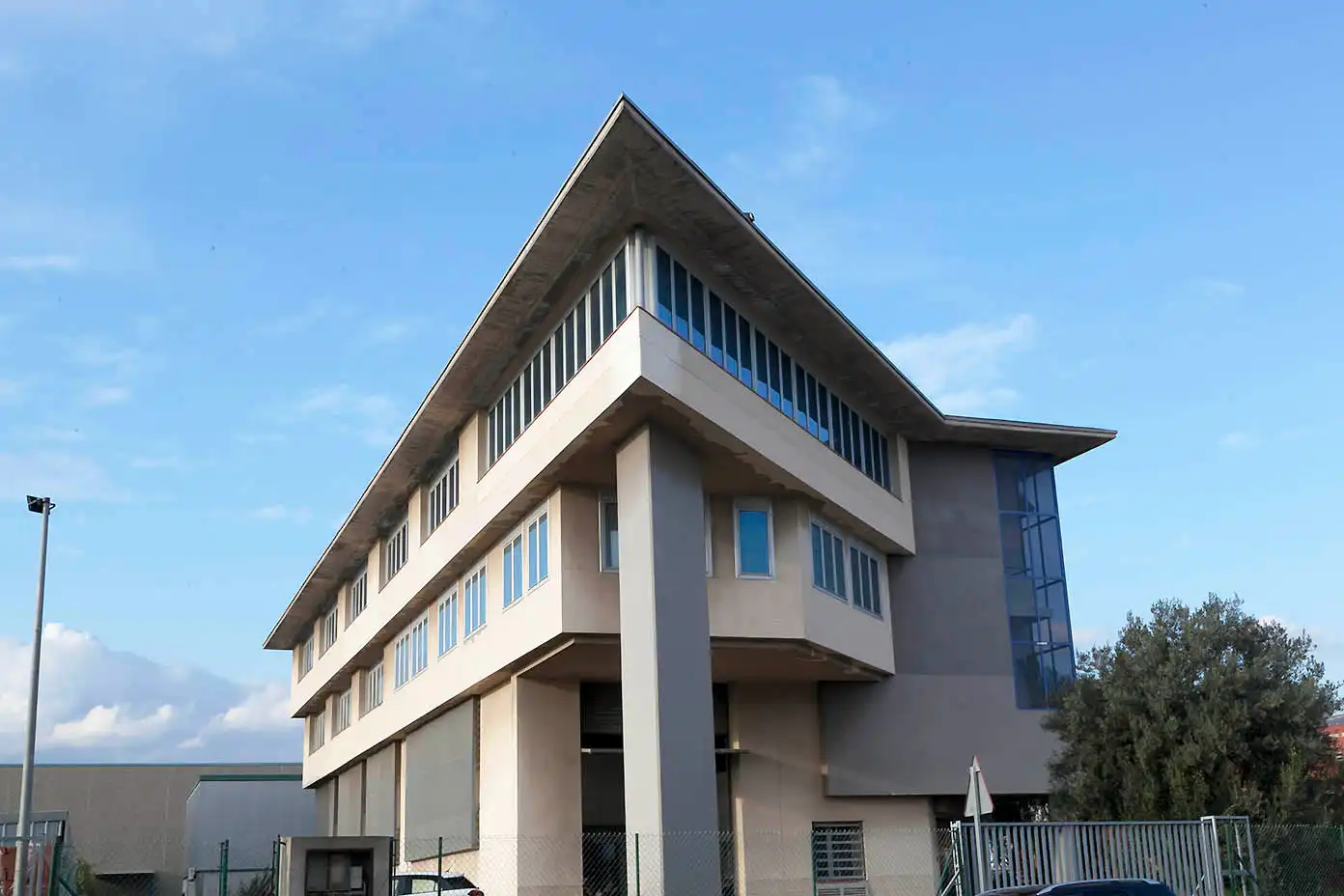 Vista exterior de Nave industrial en venta en Molins de Rei con Alarma