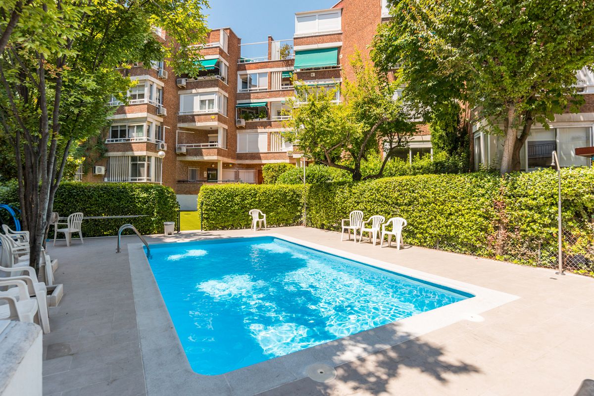 Piscina de Pis en venda en  Madrid Capital amb Calefacció, Traster i Piscina comunitària