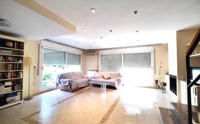 Living room of Single-family semi-detached for sale in Castellar del Vallès  with Air Conditioner, Terrace and Swimming Pool