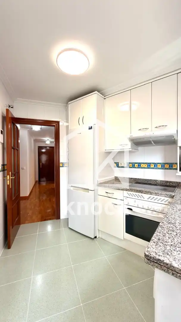 Cocina de Piso en venta en Oviedo  con Calefacción