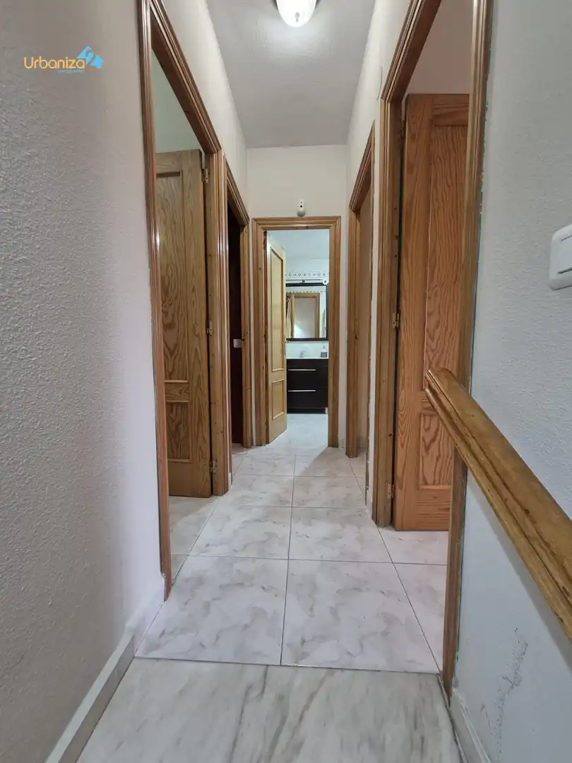 Casa adosada en venta en Badajoz con Calefacción, Terraza y Trastero