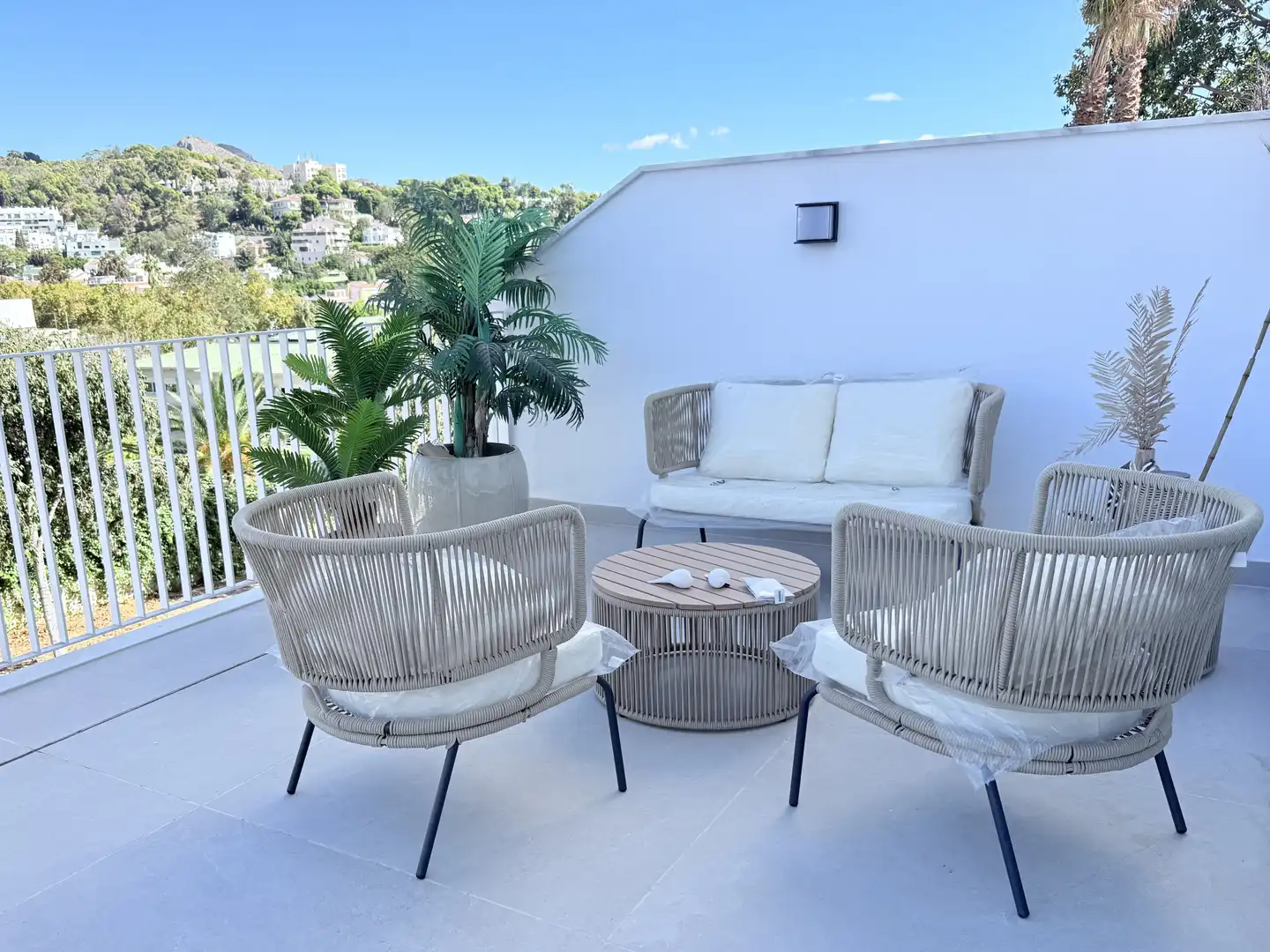 Terrasse von Einfamilien-Reihenhaus zum Verkauf in Málaga mit Privatgarten, Balkon und Gemeinschaftspool
