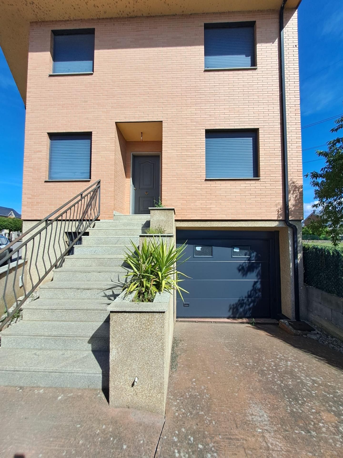 Exterior view of Single-family semi-detached for sale in Ponferrada  with Heating