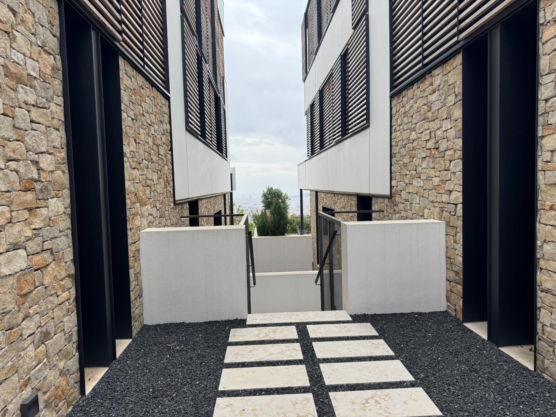 Vista exterior de Casa o xalet en venda en  Barcelona Capital amb Aire condicionat, Calefacció i Jardí privat