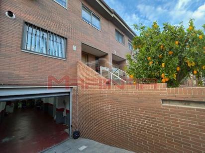 Vista exterior de Casa adosada en venda en Seseña amb Aire condicionat