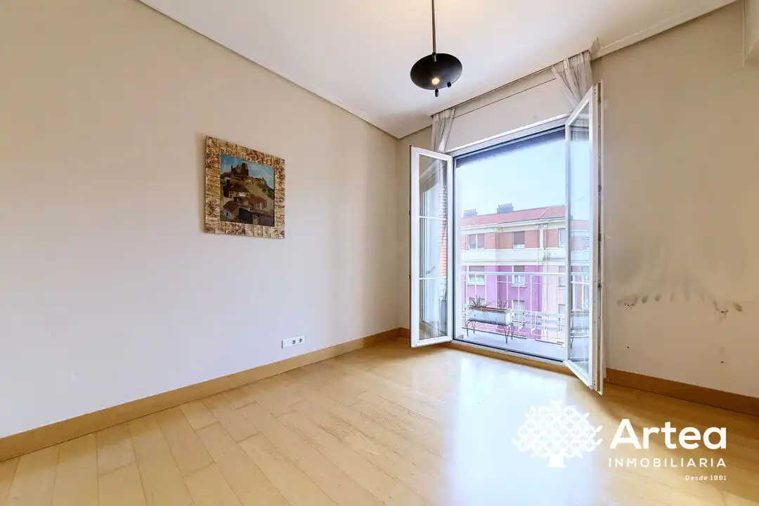 Dormitori de Pis en venda en Bilbao  amb Calefacció i Balcó