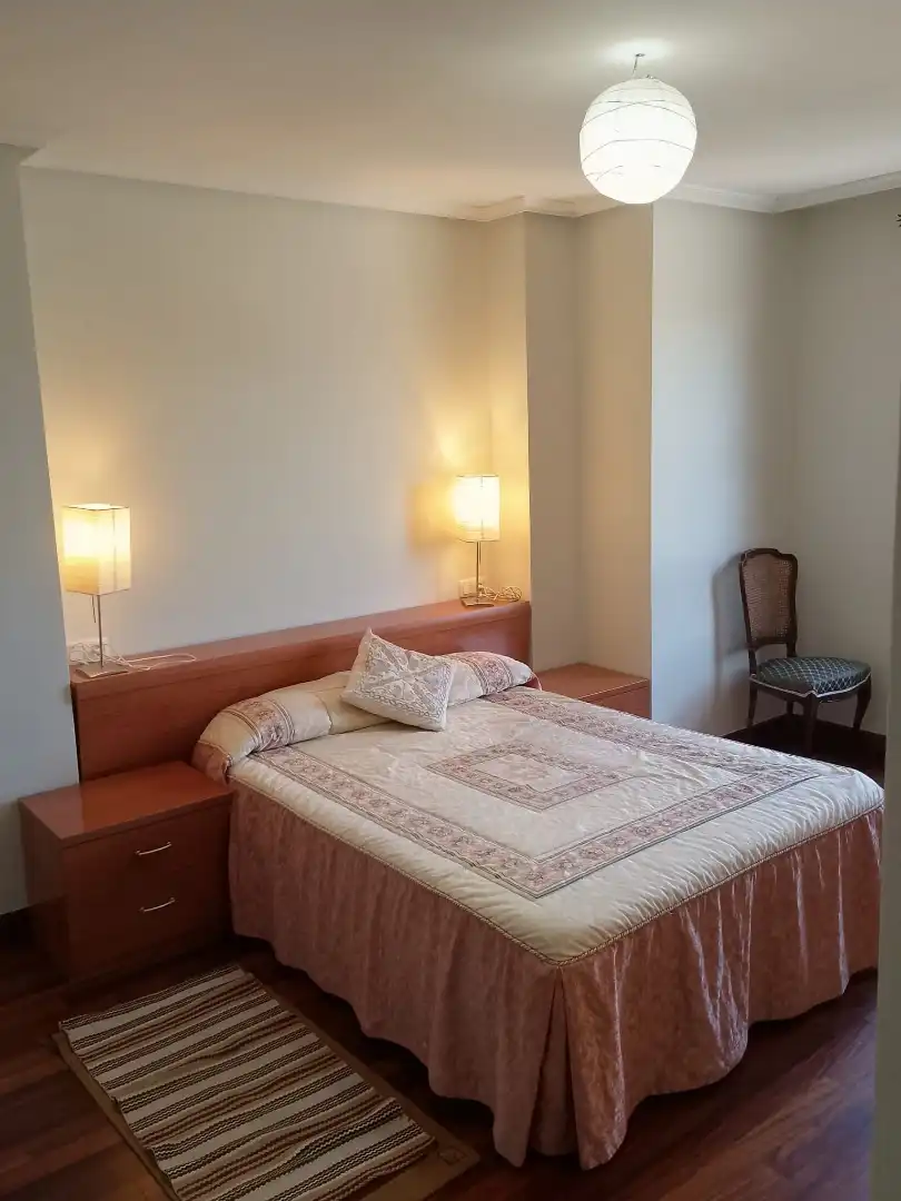 Dormitori de Pis de lloguer en Oviedo  amb Calefacció, Jardí privat i Parquet