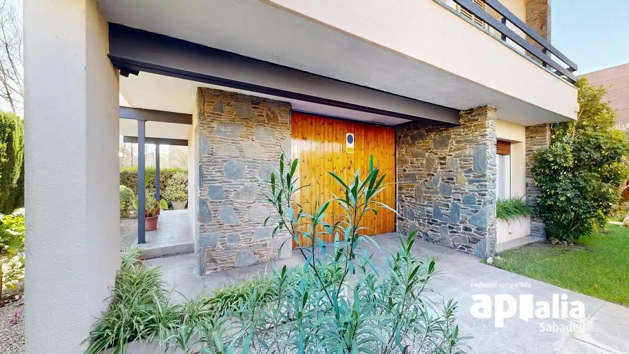 Vista exterior de Casa o xalet en venda en Barberà del Vallès amb Calefacció, Jardí privat i Terrassa