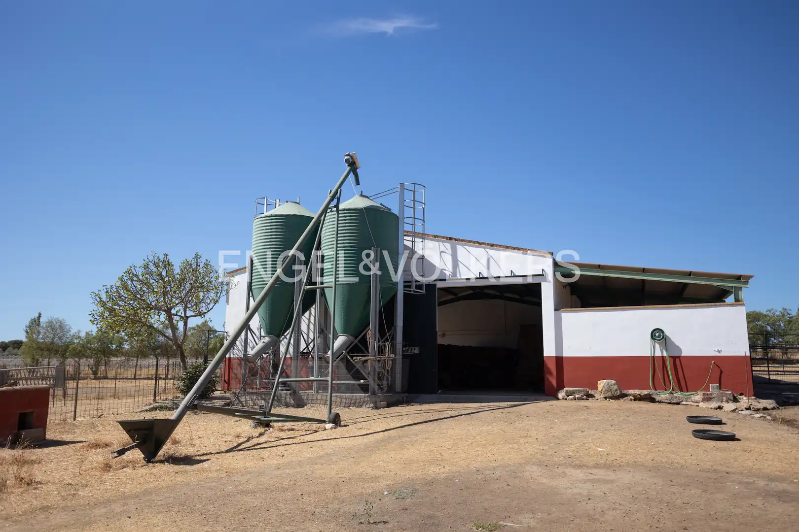 Vista exterior de Finca rústica en venta en Llerena con Calefacción, Jardín privado y Trastero