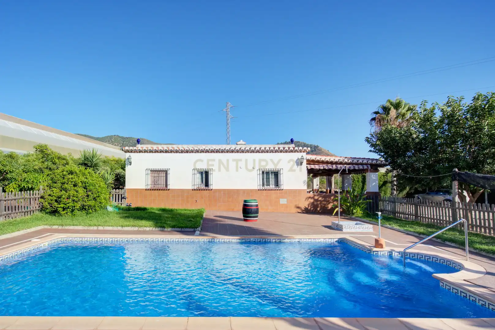Vista exterior de Casa o xalet en venda en Motril amb Jardí privat, Traster i Piscina