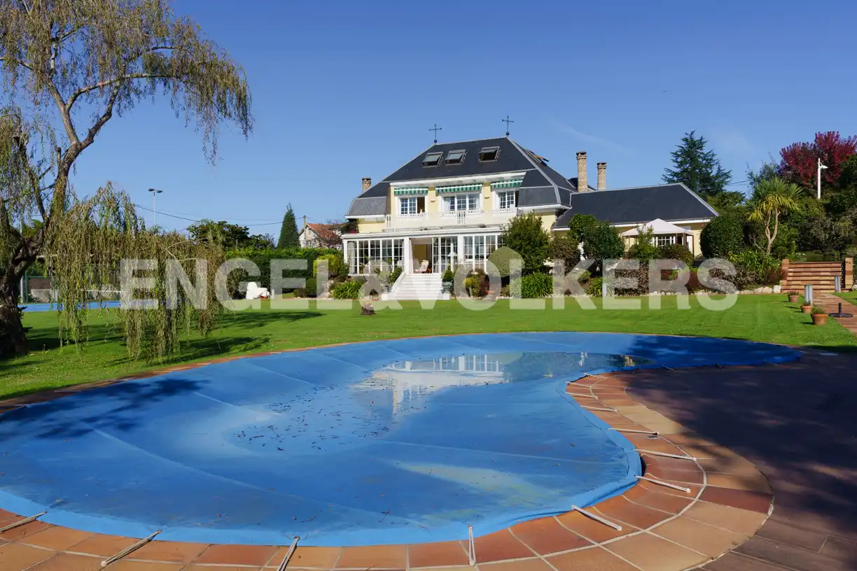 Piscina de Casa o xalet en venda en Gijón  amb Calefacció, Parquet i Terrassa