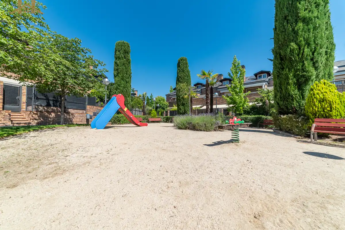 Jardí de Casa adosada en venda en Boadilla del Monte amb Aire condicionat, Calefacció i Jardí privat