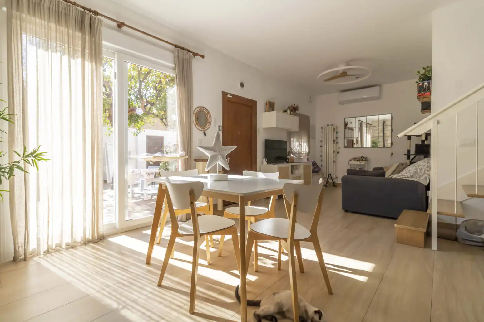 Comedor de Casa adosada en venta en Sevilla con Aire acondicionado, Trastero y Piscina