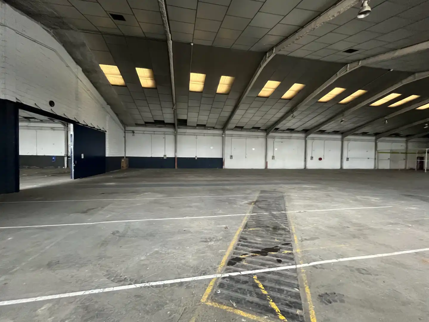 Parkplatz von Fabrikhallen zum Verkauf in Barri dels Escriptors